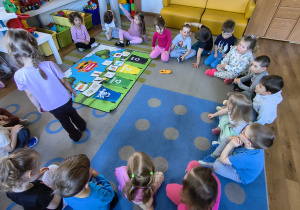 Dzieci uczestniczą w zajęciach edukacyjnych z okazji Dnia Ziemi