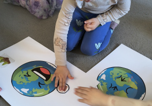 Dzieci uczestniczą w zajęciach edukacyjnych z okazji Dnia Ziemi