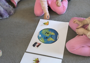 Dzieci uczestniczą w zajęciach edukacyjnych z okazji Dnia Ziemi