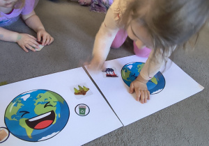Dzieci uczestniczą w zajęciach edukacyjnych z okazji Dnia Ziemi
