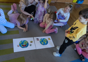 Dzieci uczestniczą w zajęciach edukacyjnych z okazji Dnia Ziemi