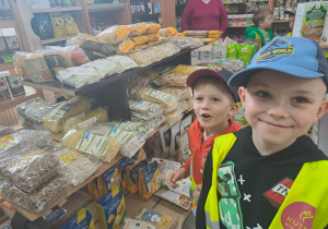Dzieci oglądają produkty ekologiczne