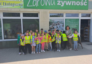 Pamiątkowe zdjęcie przed sklepem