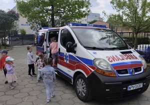 Dzieci zwiedzają wnętrze karetki