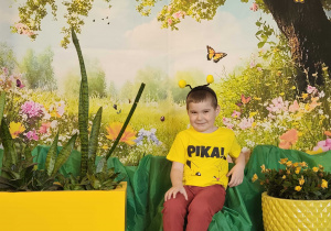 Dzieci pozują do zdjęcia na tle wiosennej łąki