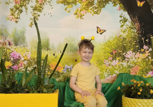 Dzieci pozują do zdjęcia na tle wiosennej łąki