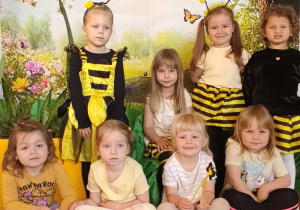 Dzieci pozują do zdjęcia na tle wiosennej łąki