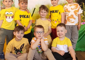 Dzieci pozują do zdjęcia na tle wiosennej łąki