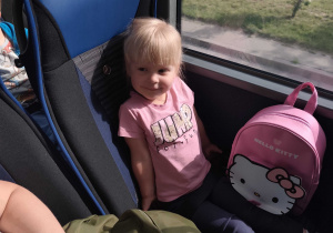 Dzieci jadą autokarem na wycieczkę