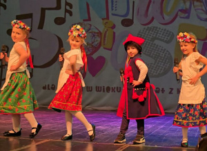 Dzieci z gr. Buziaków na przesłuchaniach konkursu wokalnego w ramach 5. Festiwalu Twórczości Dziecięcej "Niedorosłe piosenki".