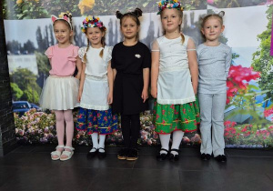 Dzieci z gr. Buziaków na przesłuchaniach konkursu wokalnego w ramach 5. Festiwalu Twórczości Dziecięcej "Niedorosłe piosenki".