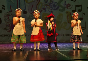 Dzieci z gr. Buziaków na przesłuchaniach konkursu wokalnego w ramach 5. Festiwalu Twórczości Dziecięcej "Niedorosłe piosenki".
