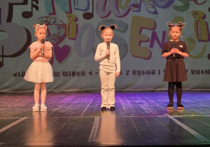 Dzieci z gr. Buziaków na przesłuchaniach konkursu wokalnego w ramach 5. Festiwalu Twórczości Dziecięcej "Niedorosłe piosenki".