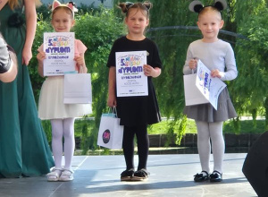 Nagrody dla dzieci z gr. Buziaków w ramach 5. Festiwalu Twórczości Dziecięcej "Niedorosłe piosenki".