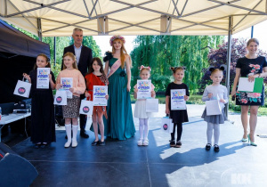 fot. KDK; Zespół Kocie Nutki (Klara, Julia, Zosia) odbiera Wyróżnienie.