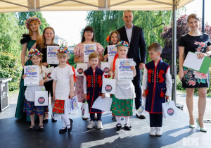 fot. KDK; Zespół Folkowe Dzieciaki (Lenka, Tadzio, Asia, Julek, Alisa) odbiera Nagrodę Główną.