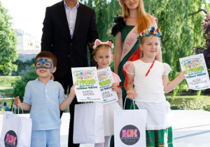fot. KDK; Klara i Alisa otrzymały Nagrody Główne w konkursie plastycznym.