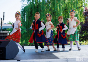 fot. KDK; Zespół Folkowe Dzieciaki (Lenka, Tadzio, Asia, Julek, Alisa) podczas występu na koncercie galowym.