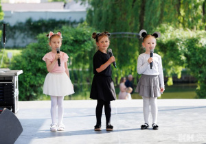 fot. KDK; Zespół Kocie Nutki (Klara, Julia, Zosia) podczas występu na koncercie galowym.