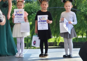 fot. KDK; Zespół Kocie Nutki (Klara, Julia, Zosia) odbiera Wyróżnienie w konkursie wokalnym.
