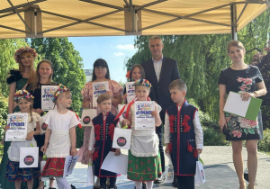 fot. KDK; Zespół Folkowe Dzieciaki (Lenka, Tadzio, Asia, Julek, Alisa) odbiera Nagrodę Główną w konkursie wokalnym.