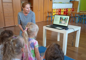 Dzieci patrzą na obrazek na laptopie