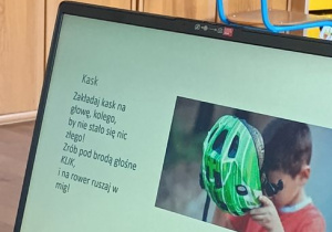 Slajd z chłopcem zakładającym kask