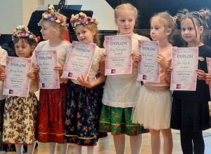Dzieci z gr. IV "Buziaków" na Konkursie Wokalnym ,,Róż(a)ne Piosenki", organizowanym przez Państwową Szkołę Muzyczną I i II stopnia w Kutnie.