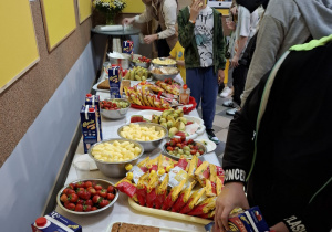 Zdrowy poczęstunek na Promyczkowej Spartakiadzie Rodzinnej