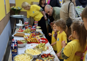 Zdrowy poczęstunek na Promyczkowej Spartakiadzie Rodzinnej