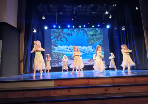 Dziewczynki tańczą taniec hula