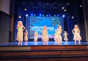 Dziewczynki tańczą taniec hula