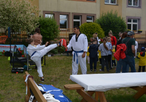 pokaz taekwondo podczas spartakiady