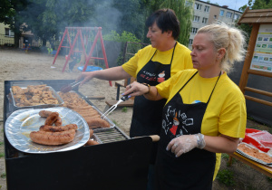 Panie grillują kiełbaski