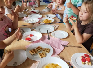 "Smerfne zabawy i gofry" - realizacja ostatniego zadania w ramach Międzynarodowego Projektu Edukacyjnego "Z kulturą mi do twarzy".