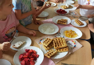 "Smerfne zabawy i gofry" - realizacja ostatniego zadania w ramach Międzynarodowego Projektu Edukacyjnego "Z kulturą mi do twarzy".
