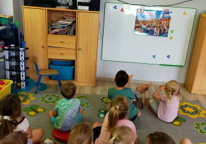 "Smerfne zabawy i gofry" - realizacja ostatniego zadania w ramach Międzynarodowego Projektu Edukacyjnego "Z kulturą mi do twarzy".