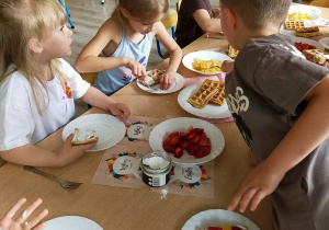 "Smerfne zabawy i gofry" - realizacja ostatniego zadania w ramach Międzynarodowego Projektu Edukacyjnego "Z kulturą mi do twarzy".