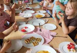 "Smerfne zabawy i gofry" - realizacja ostatniego zadania w ramach Międzynarodowego Projektu Edukacyjnego "Z kulturą mi do twarzy".