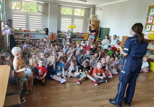 Dzieci słuchające pani Policjantki