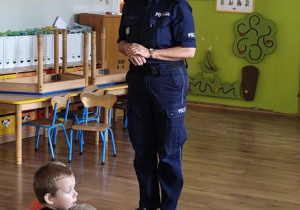 Pani Policjantka rozmawiająca z dziećmi