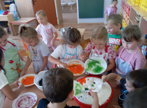 Tuptusie robią owocowy deser
