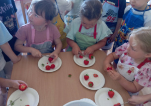 Tuptusie robią owocowy deser