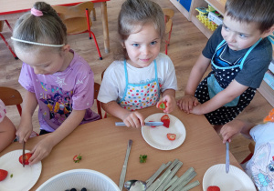 Tuptusie robią owocowy deser