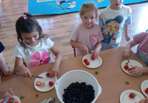 Tuptusie robią owocowy deser