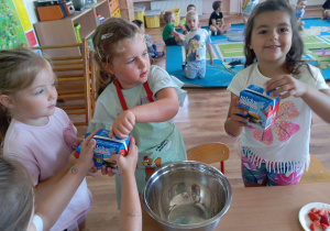 Tuptusie robią owocowy deser