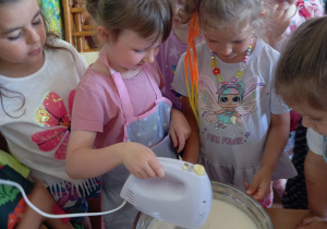 Tuptusie robią owocowy deser