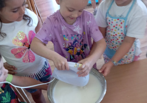 Tuptusie robią owocowy deser