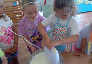 Tuptusie robią owocowy deser