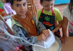 Tuptusie robią owocowy deser